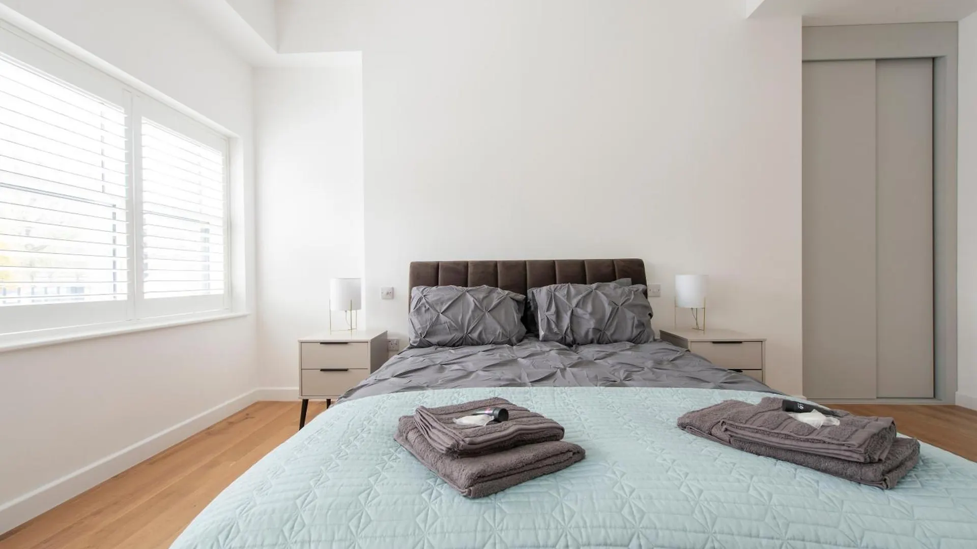 Exquisite 3Br Duplex Period Conversion, Air-Con & Amenities London 0*,