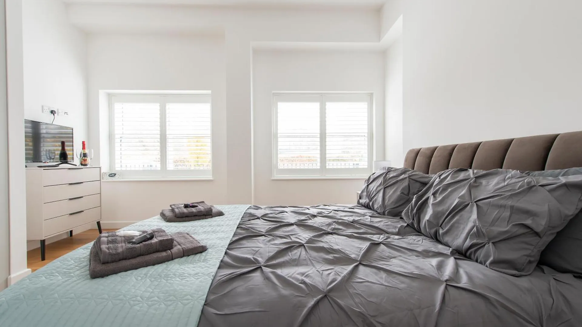 Exquisite 3Br Duplex Period Conversion, Air-Con & Amenities London
