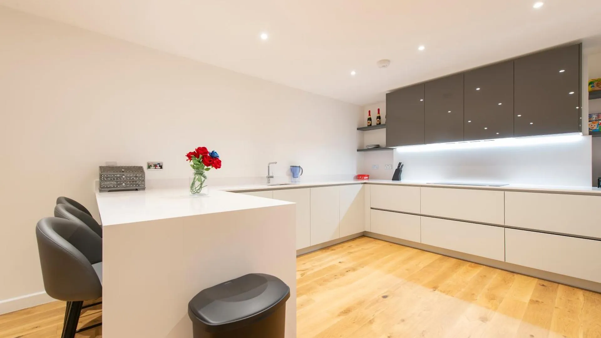 Exquisite 3Br Duplex Period Conversion, Air-Con & Amenities London